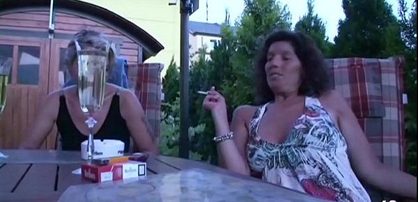  Zwei reife Hausfrauen tricksen Nachbarsjungen zum Dreier aus Deutsch - German Amateur